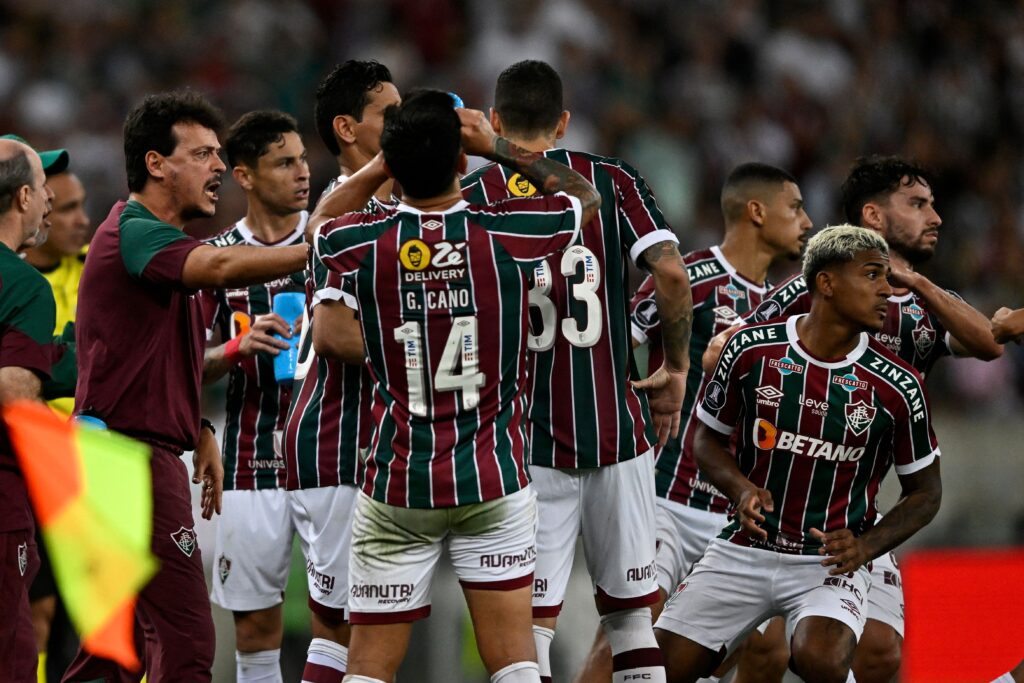 Time do Fluminense durante jogo contra Argentinos Juniors