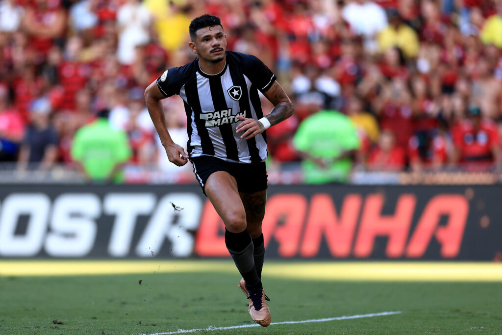 Tiquinho Soares deve ser reforço no Botafogo para enfrentar Flamengo no Brasileirão