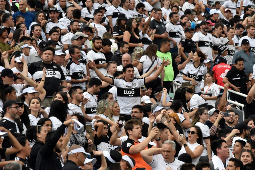 Torcedores do Olimpia no estádio Defensores del Chaco; torcida lotou comentários de post com ofensas racistas aos torcedores do Flamengo