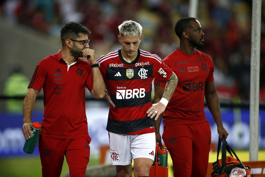Varela sai lesionado de Flamengo x Grêmio