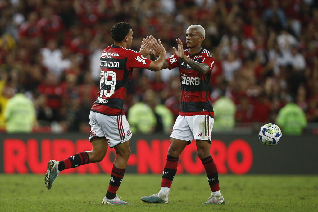 Wesley e Victor Hugo se cumprimentam em jogo do Flamengo; Clube está entre principais formadores de jogadores do Brasileiro