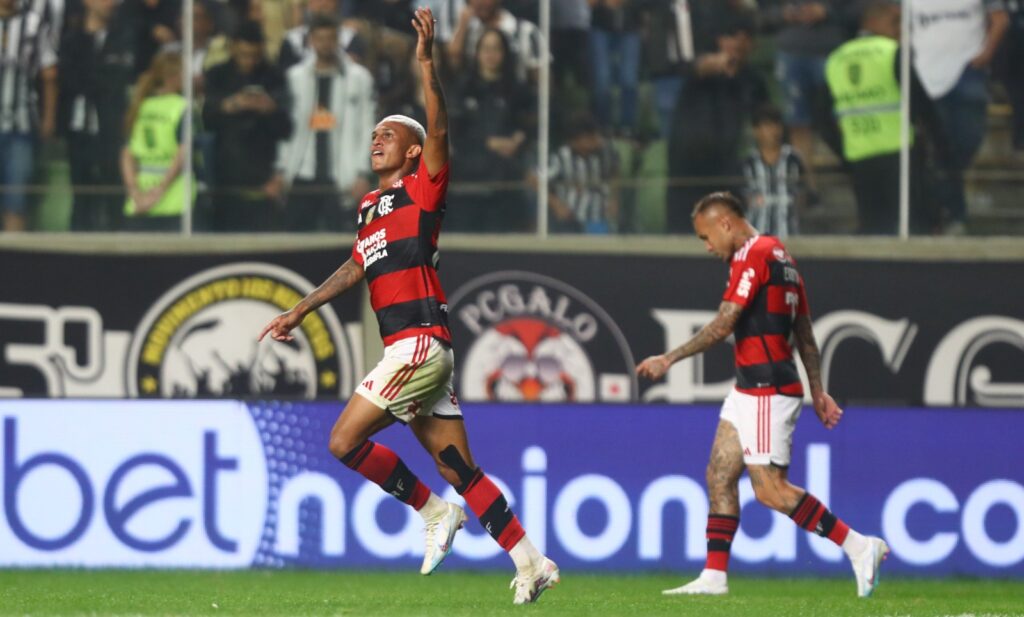 Wesley comemora gol da vitória do Flamengo contra o Atlético-MG, pelo Brasileirão