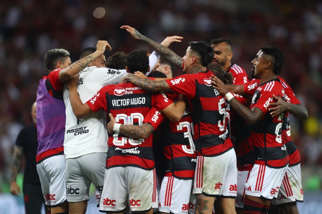 Rômulo Mendonça surpreende com paródia de ‘Entre Tapas e Beijos’ em gol do Flamengo