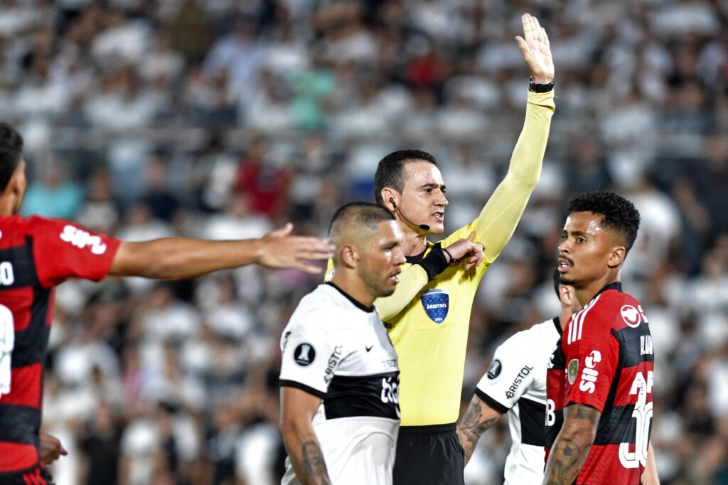 Wilmar Roldán anula gol do Flamengo em jogo contra o Olimpia, pela Libertadores