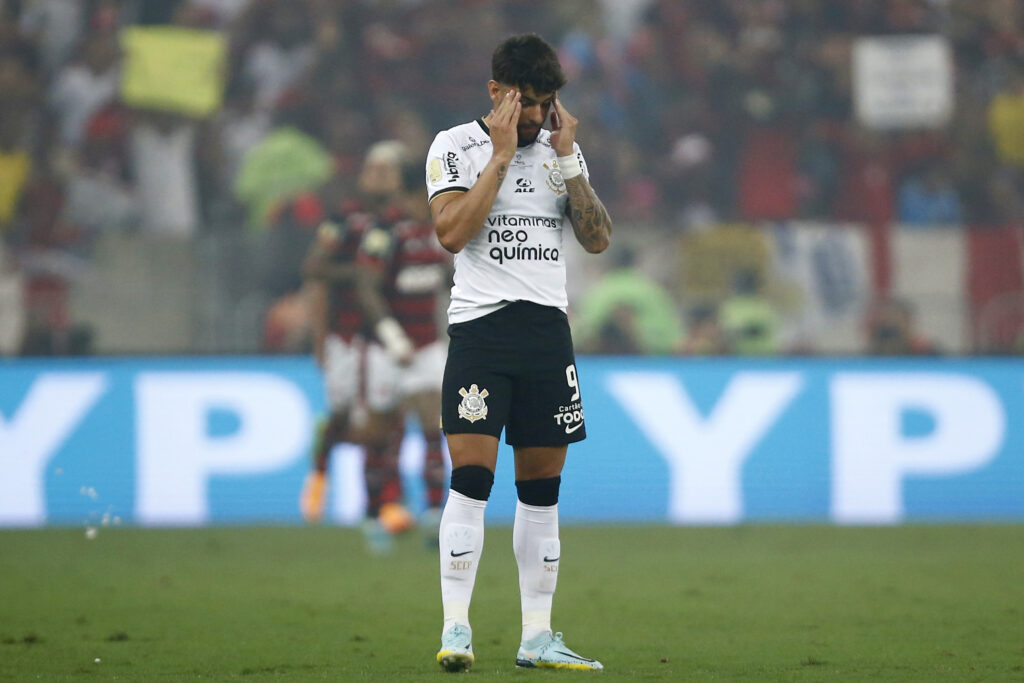 Yuri Alberto se lamenta em campo após perder Copa do Brasil para o Flamengo; atacante recebeu muitas críticas de Neto