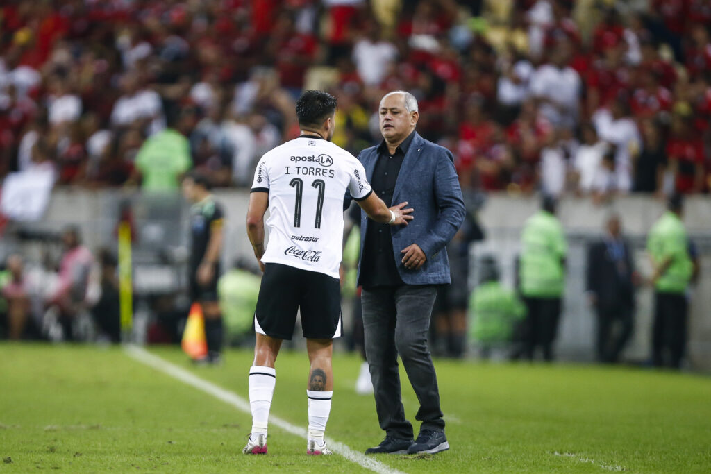 Francisco Arce, técnico do Olimpia, tentou justificar para o Flamengo derrota com erro inexistente do VAR