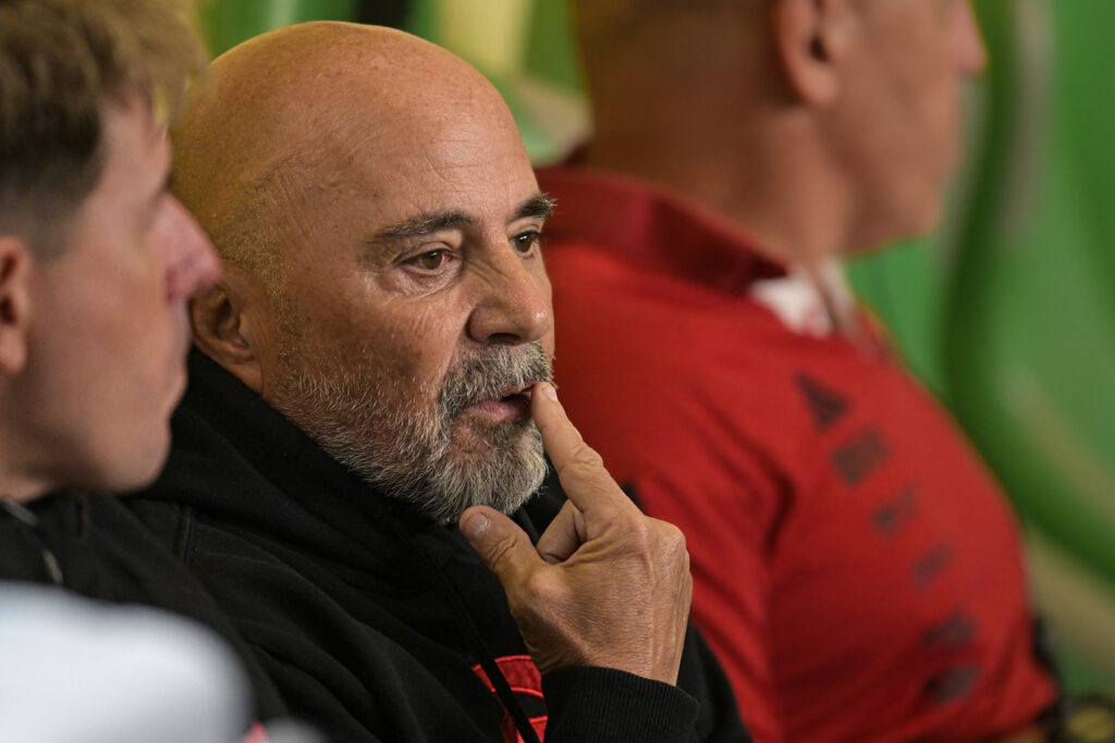 O jornalista Eduardo Tironi criticou a fala de Sampaoli em sua última entrevista e apontou o que o treinador do Flamengo pode aprender com Ceni e Dorival