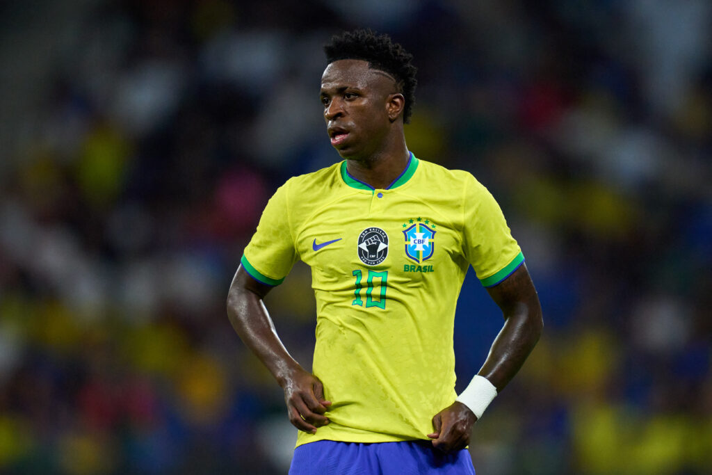 Vini Jr com camisa do Brasil incentivando combate ao racismo; ONU aprovou proposta do Brasil inspirada pelo ex-Flamengo