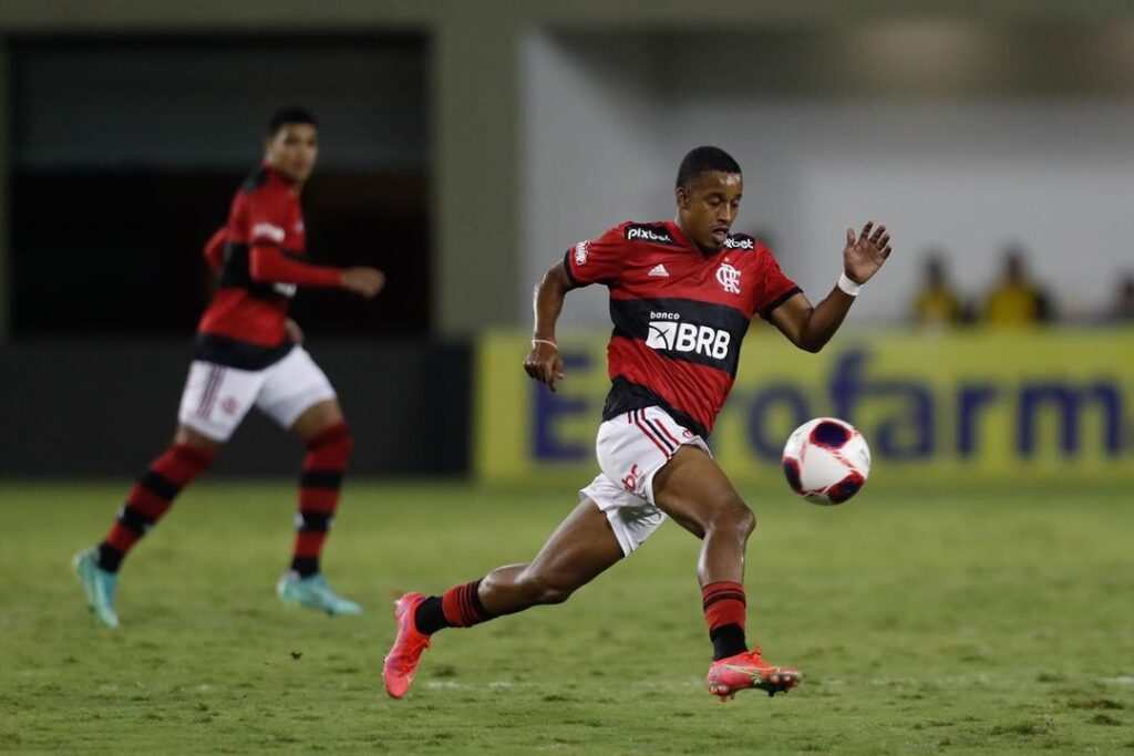 Atacante da base do Fla é anunciado no futebol português e clube mantém percentual