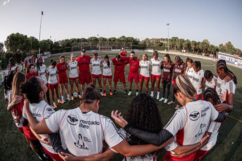 Douglas Libonorio, preparador físico do futebol feminino do Flamengo, utilizou imagem do clube para promover curso online