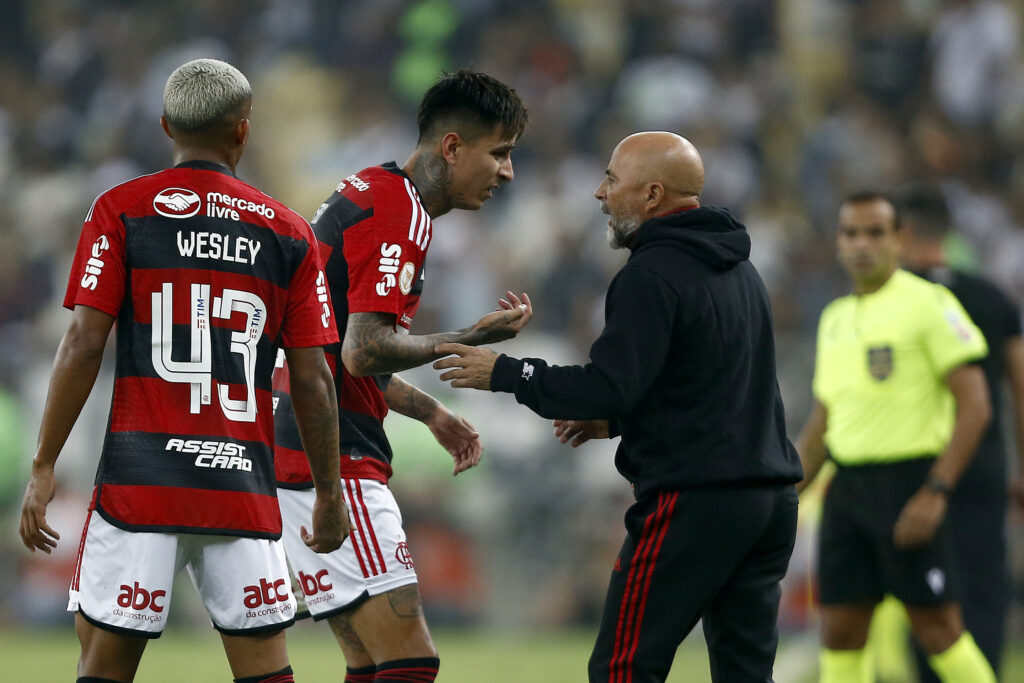 Sampaoli relacionou Pulgar para jogo entre Flamengo e Grêmio, após polêmica de Gerson e Varela