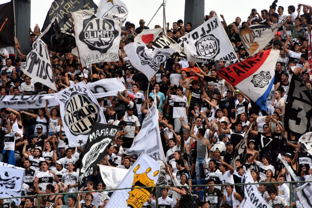 Torcida do Olimpia prepara recepção calorosa ao seu time contra o Flamengo na Libertadores