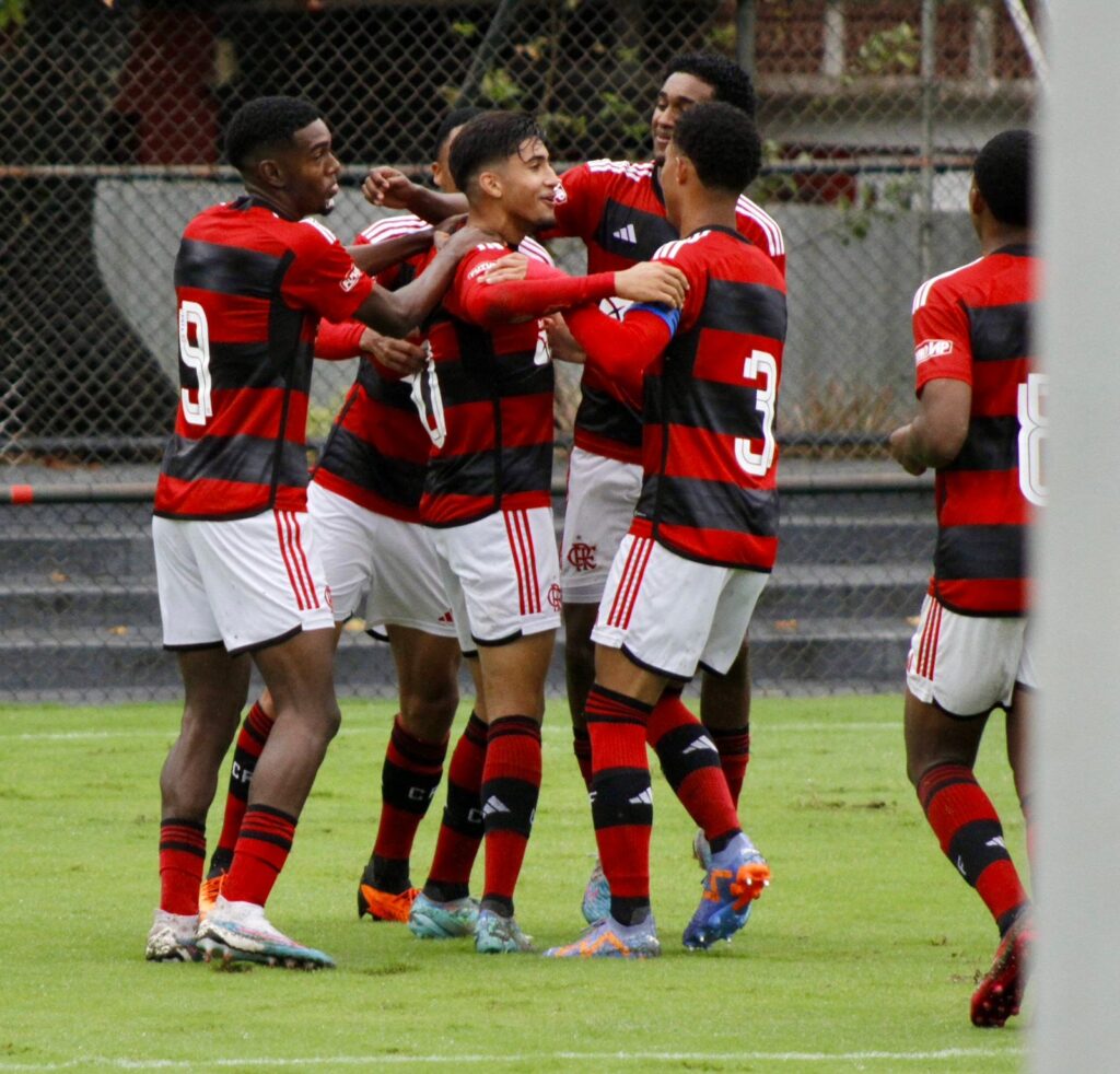 Bill marca gol olímpico em atropelo do Flamengo na Taça Guanabara Sub-17