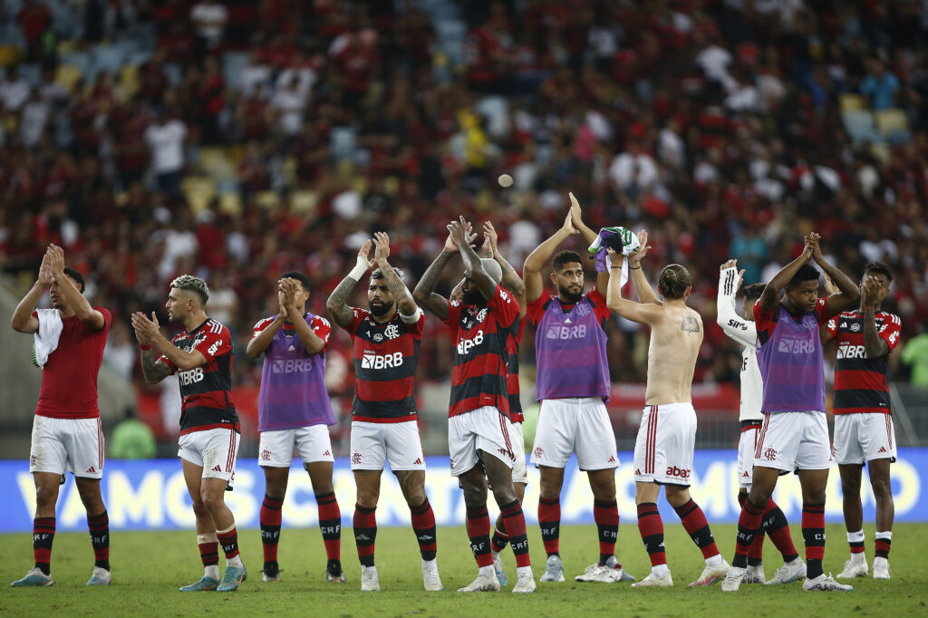 Flamengo é líder em público no primeiro turno do Brasileirão, com rubro-negros dando show no Maracanã