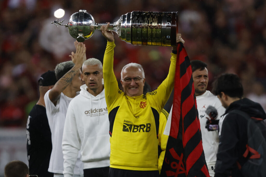 O Flamengo enfrenta o São Paulo neste domingo e reencontra Dorival Junior. Demissão do treinador campeão da Libertadores e Copa do Brasil piora a cada vexame em 2023