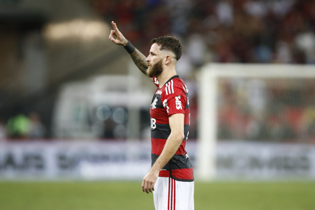 O Al-Nassr de Luís Castro e Cristiano Ronaldo, fez proposta milionária para tentar tirar Léo Pereira do Flamengo