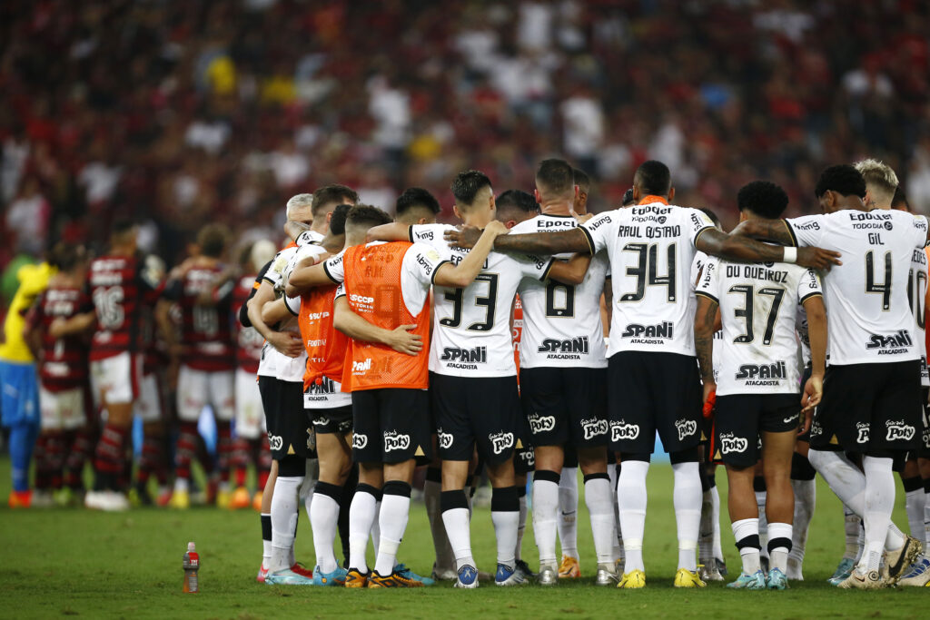 A torcida Urubuzada, do Flamengo, prestou solidariedade aos torcedores do Corinthians, vítimas de acidente após partida contra o Cruzeiro