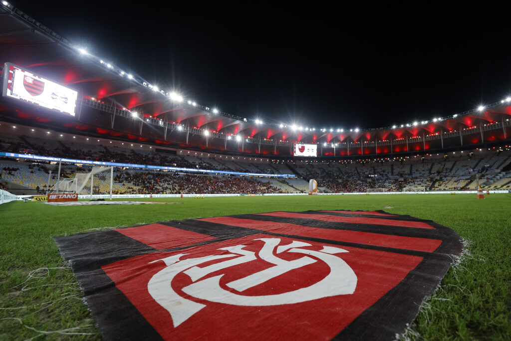 Através de ação do Flamengo, funcionários da Sunset, que cuida da limpeza do Maracanã, irão assistir a partida contra o Inter, no Brasileirão