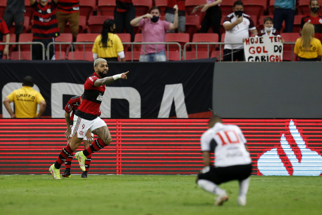 Gabigol comemora gol sobre o Olimpia, pela Libertadores
