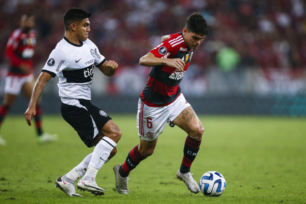 Com Ayrton Lucas, Flamengo vence o Olimpia pela Libertadores