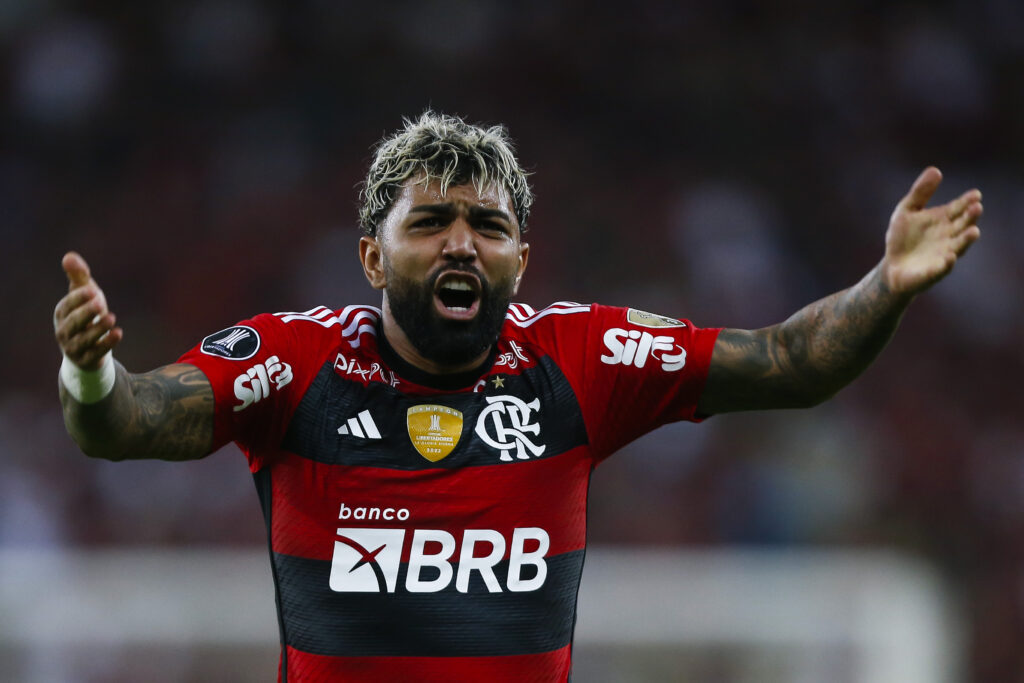 Gabigol reclama da arbitragem do jogo entre Flamengo e Olimpia, na Libertadores