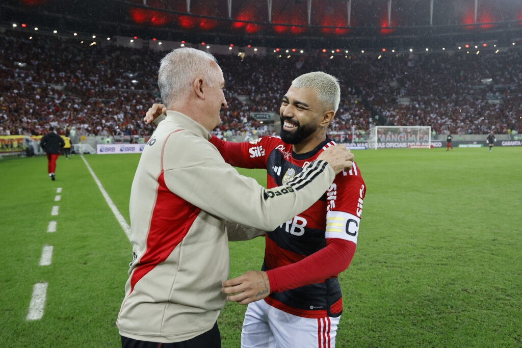 Dorival Júnior recebe abraço de Gabigol, no duelo entre Flamengo x São Paulo