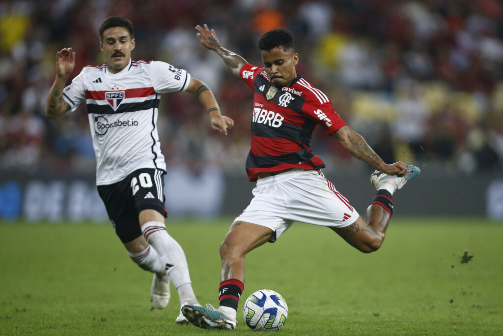 Allan arrisca chute no empate entre Flamengo e São Paulo