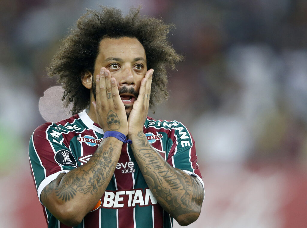 A CONMEBOL definiu situação de Marcelo, lateral do Fluminense, após expulsão na Libertadores. Flu pode enfrentar o Flamengo nas quartas