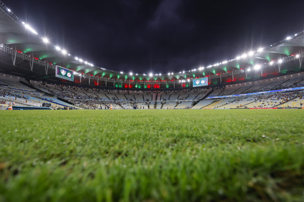 Fluminense x Argentino Juniors no Maracanã teve confusão generalizada envolvendo polícia no setor visitante