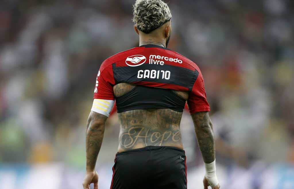 Gabigol aparece com novo visual antes de duelo decisivo para Flamengo x Olimpia