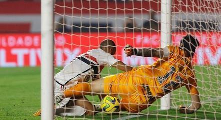 Gol de Lucas Moura contra Corinthians na semifinal da Copa do Brasil