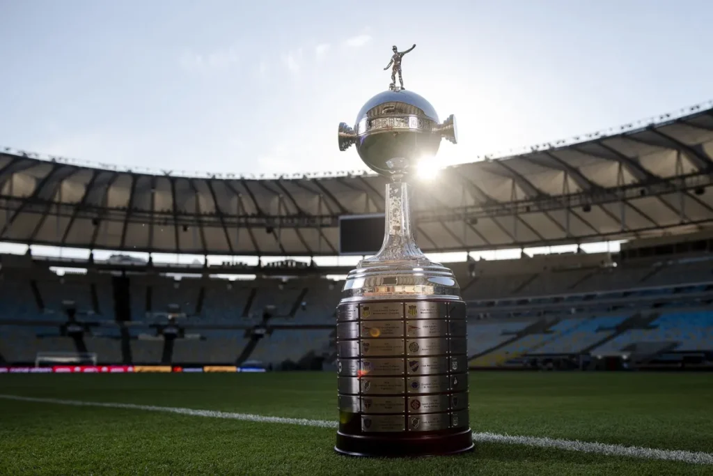 Final da Libertadores será disputada somente em novembro no Maracanã, mas rubro-negros já se empolgam com o Flamengo