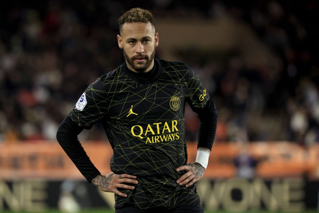 Neymar, do PSG, está próximo de acerto com o Barcelona, time da mesma liga que joga Vini Jr