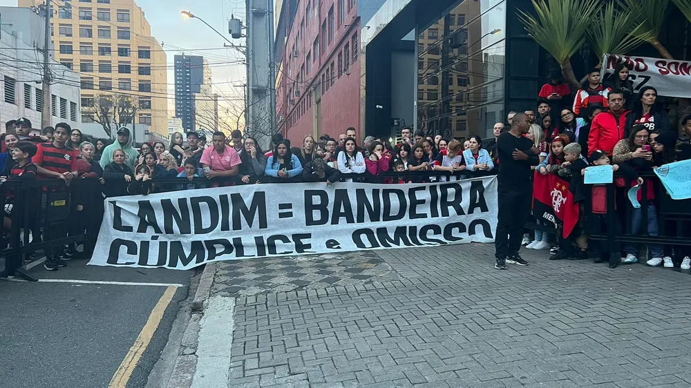 Torcedores do Flamengo protestam na porta do hotel em Curitiba