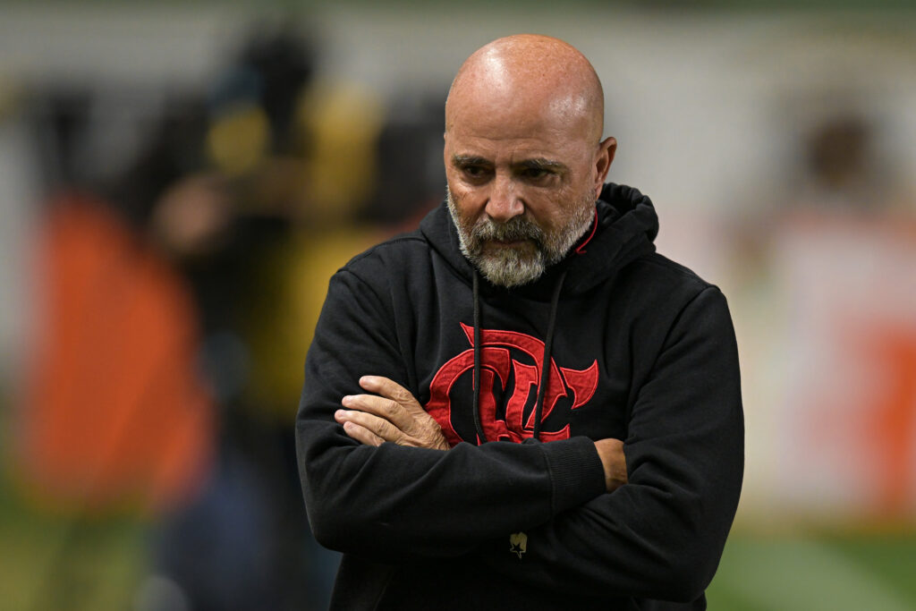 Sampaoli em jogo do Flamengo; treinador está sob pressão depois de eliminação na Libertadores e pode ser substituído