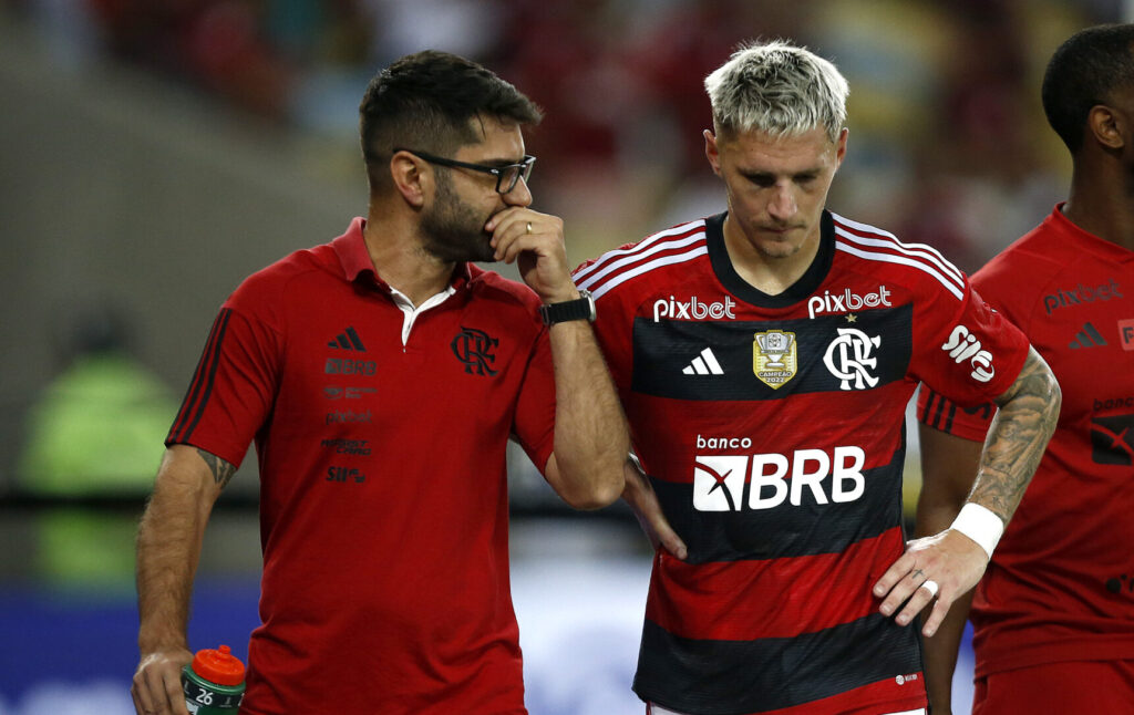 Varela, lateral do Flamengo, sofreu grave lesão contra o Grêmio e pode desfalcar time até o ano que vem