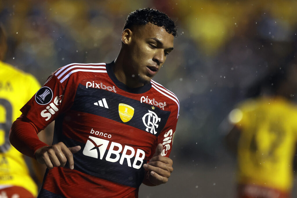 Victor Hugo, meia do Flamengo, recebeu crítica de torcedor por erro contra o Coritiba