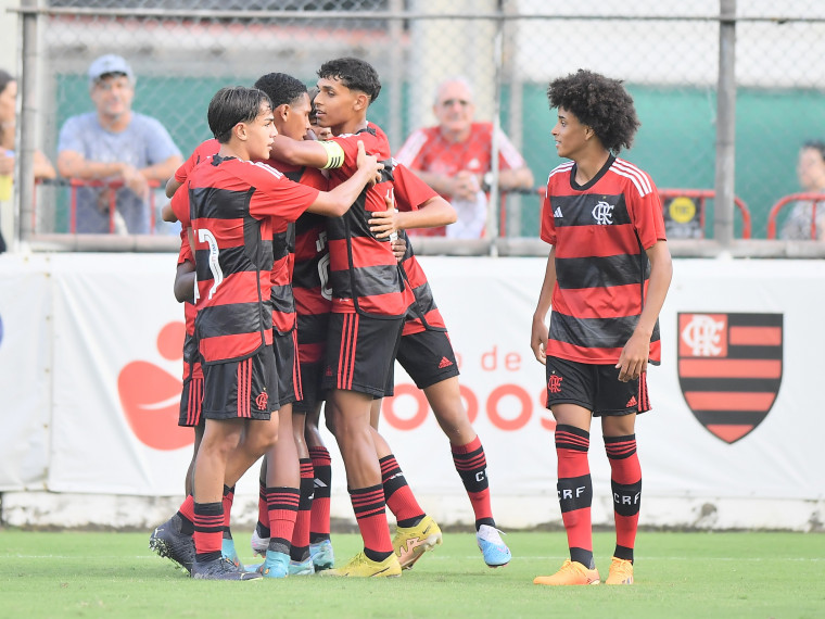 O Flamengo contratou Hugo Stallone para a equipe sub-15. Driblador veloz, se destacou no Campeonato Carioca da categoria