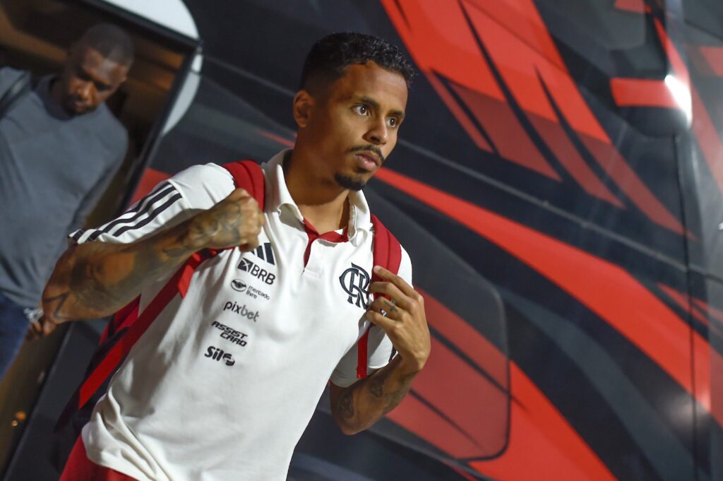 Allan em desembarque do Flamengo; jogador se lesionou durante jogo contra Athletico-PR