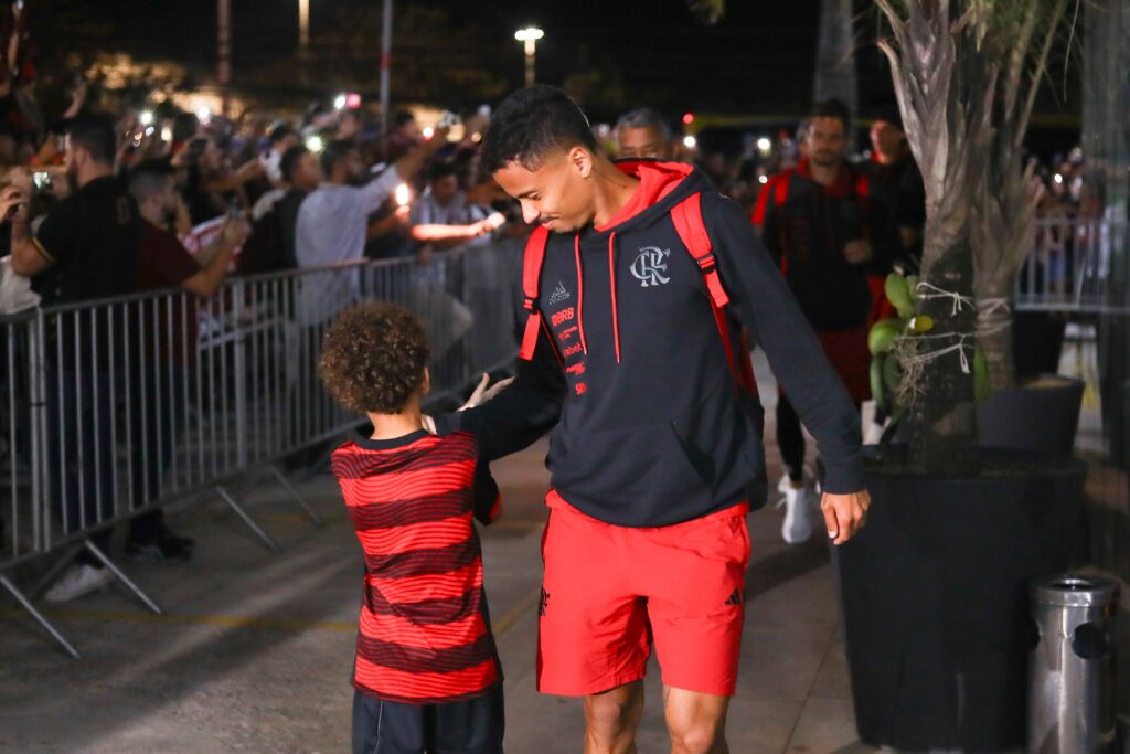 Desfalque para final da Copa do Brasil? Allan desembarca no Rio de Janeiro e torcedores do Flamengo se preocupam com lesão do volante