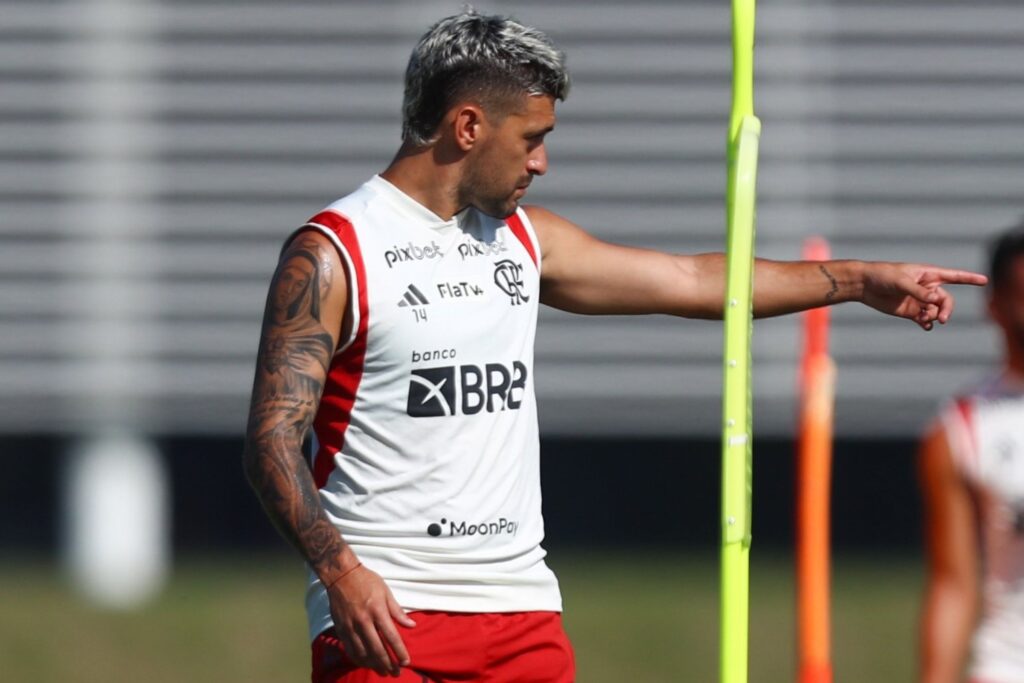 Há poucos dias da finalíssima da Copa do Brasil, Arrascaeta e Luiz Araújo animam Flamengo no Ninho do Urubu