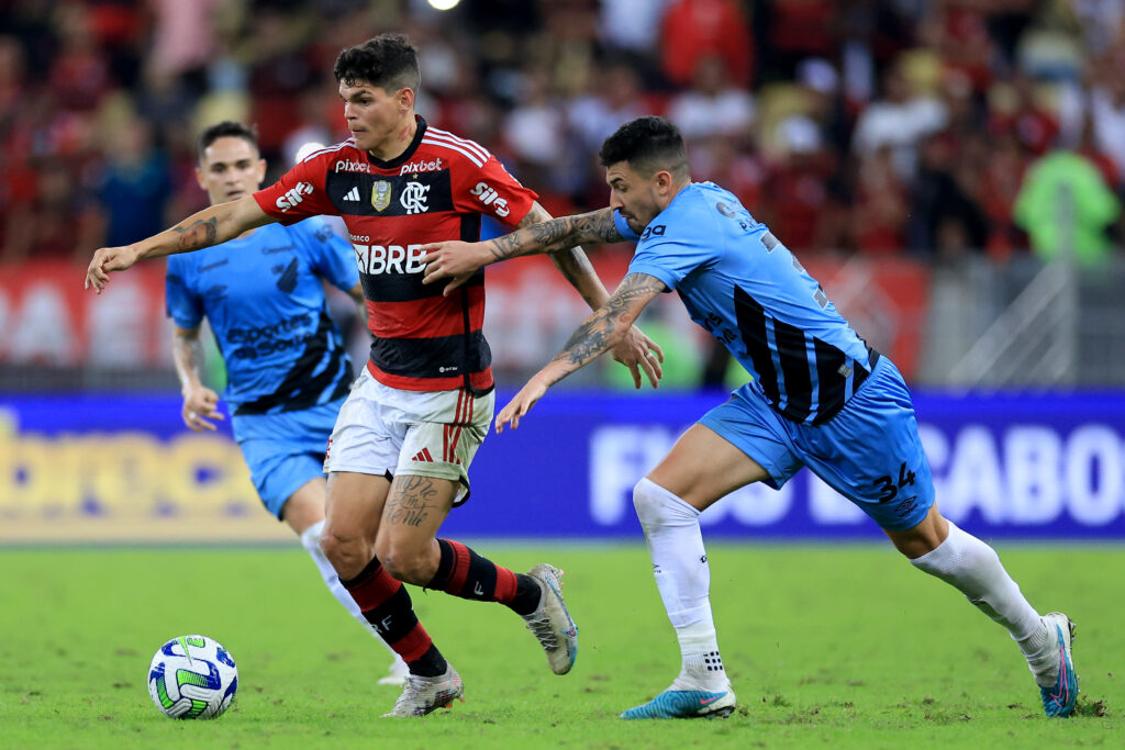 Flamengo e Athletico de Wesley Carvalho se enfrentam em Cariacica pelo Brasileirão