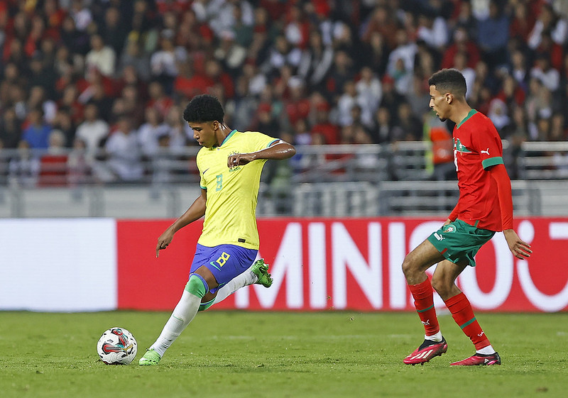 Andrey Santos em campo pela seleção brasileira contra o Marrocos; amistoso marcou estreia de Matheus Cunha, do Flamengo, pela seleção