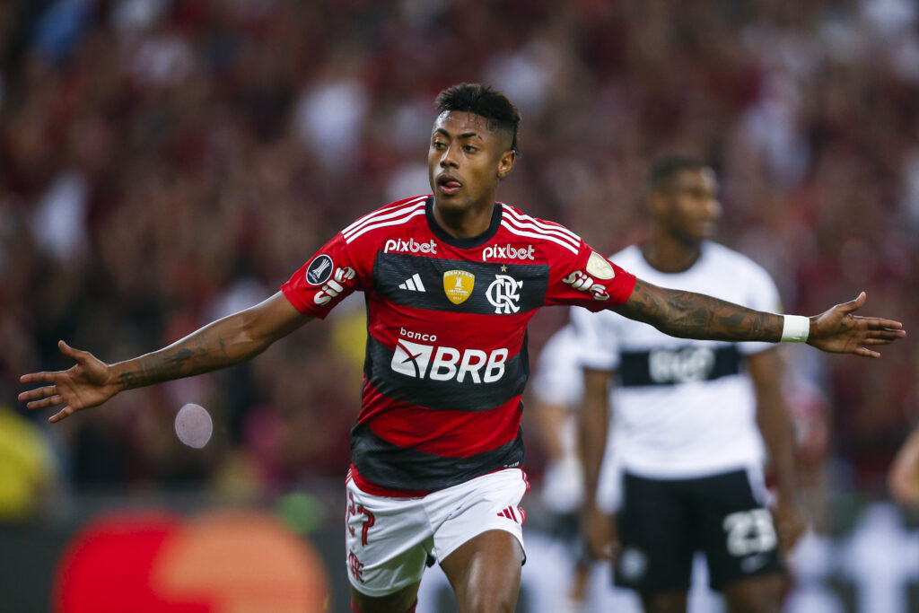 Bruno Henrique comemora gol pelo Flamengo; Rodolfo Landim dá sinal verde para contrato longo para o atacante