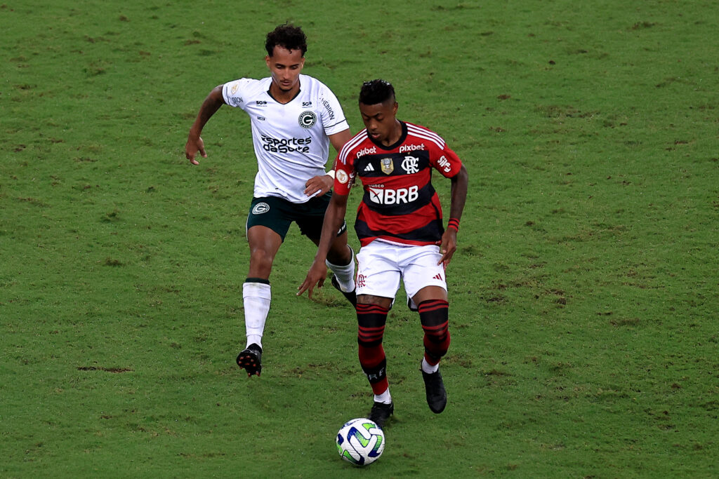 Especulado no Palmeiras, Bruno Henrique está na provável escalação do Flamengo para enfrentar o Goiás