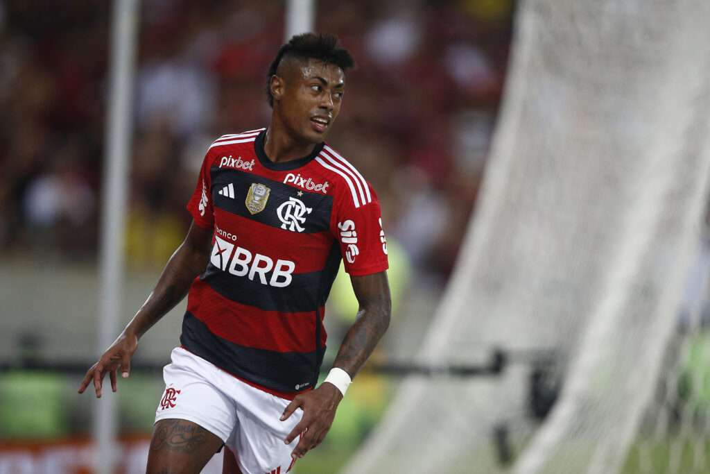 Bruno Henrique em campo pelo Flamengo. renovação do atacante, Vini Jr e Arrascaeta em Brasil x Uruguai e Pulgar desfalque no Chile