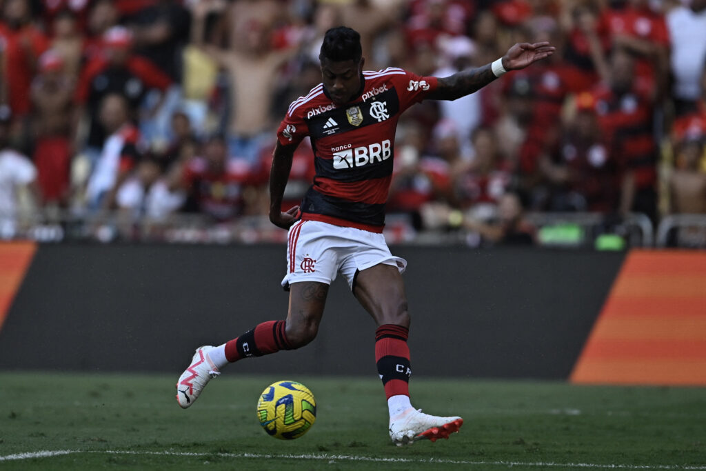 Bruno Henrique em campo pelo Flamengo na final da Copa do Brasil; leilão de camisas gerou R$ 22 mil para o clube