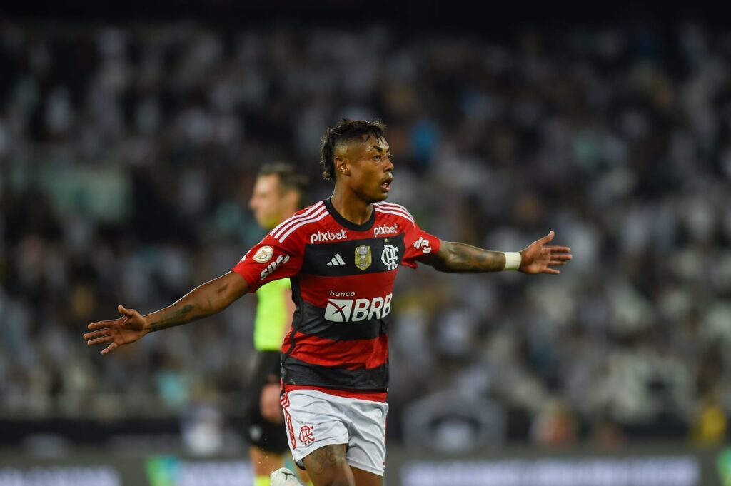 Bruno Henrique comemora gol pelo Flamengo contra o Botafogo; Portal aponta Tiquinho Soares como Rei dos Clássicos