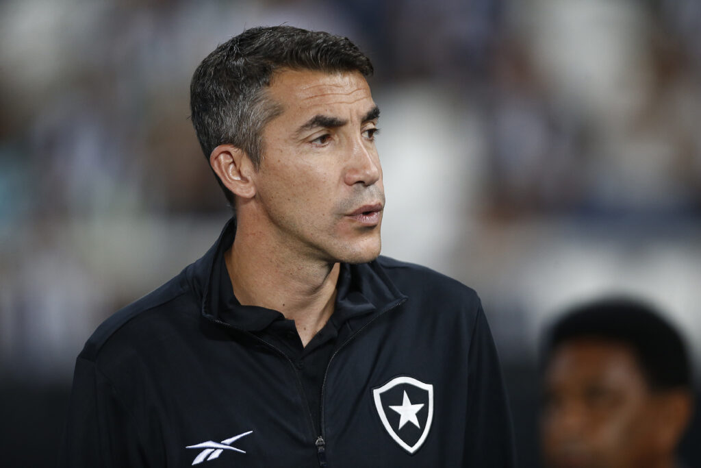 Bruno Lage, técnico demitido do Botafogo após pedido dos jogadores; jornalista questiona papel da imprensa caso fossem jogadores do Flamengo