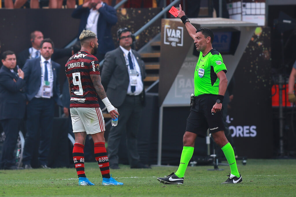 Gabigol recebe cartão vermelho em final da Libertadores entre Flamengo e River Plate; veja raio-x das expulsão nos jogos do Flamengo